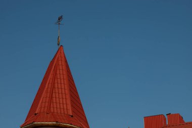 Evin çatısı kırmızı metal kiremitlerden yapılmıştır, çok güzel büyük bir baca..