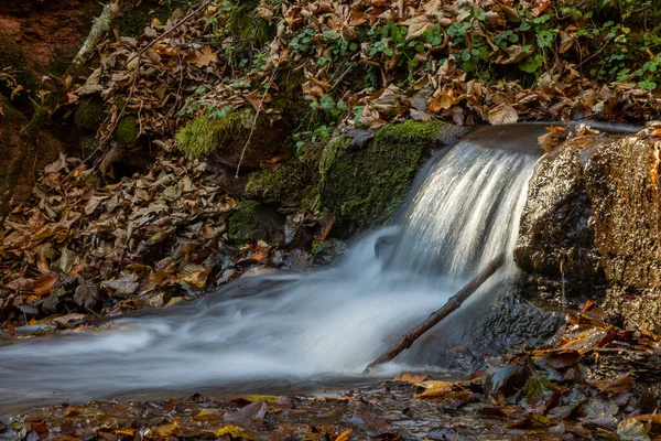 Lugna Vattenfall Landskap Mitt Hösten Skogen — Stockfoto