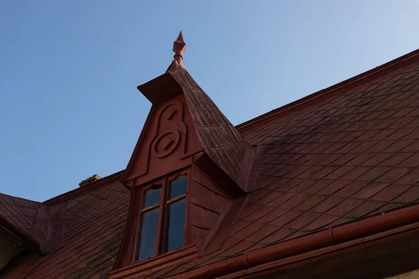 Das Dach Des Hauses Besteht Aus Roten Metallziegeln Ein Schöner — Stockfoto