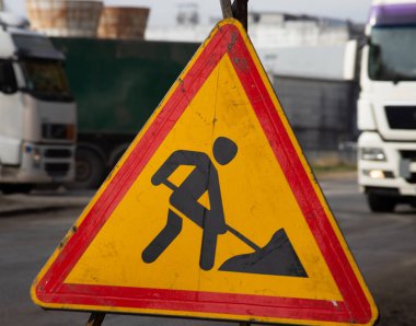 Sokak kaldırımında yol çalışması uyarısı var. Yakın plan..