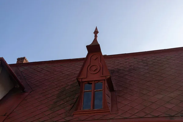 Telhado Casa Feito Telhas Metal Vermelho Uma Bela Chaminé Grande — Fotografia de Stock