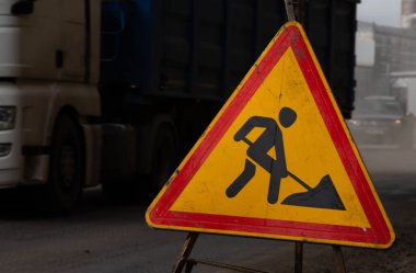 Sokak kaldırımında yol çalışması uyarısı var. Yakın plan..