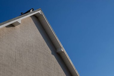 Evin çatısı kırmızı metal kiremitlerden yapılmıştır, çok güzel büyük bir baca..