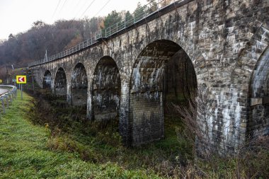 Eski taş kemerli köprü viyadük, Ternopil bölgesi, Ukrayna.