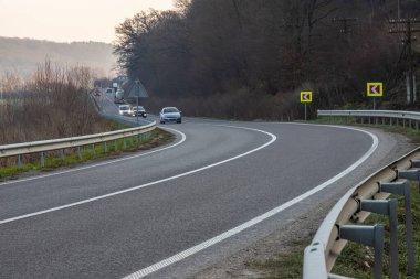 Yol sağa ve sola dönüyor..