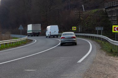 Yol sağa ve sola dönüyor..