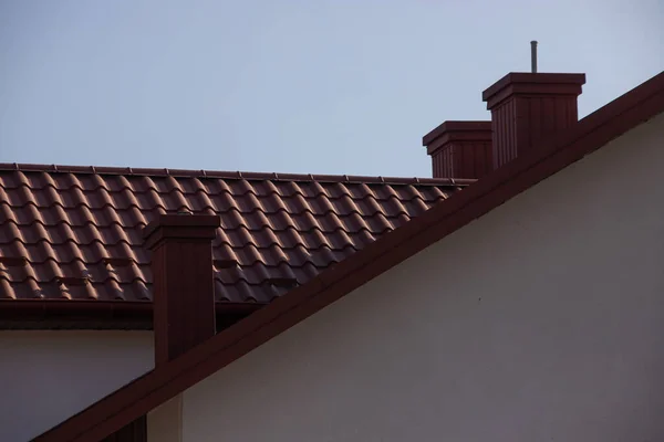 지붕은 아름다운 굴뚝으로 이루어져 — 스톡 사진