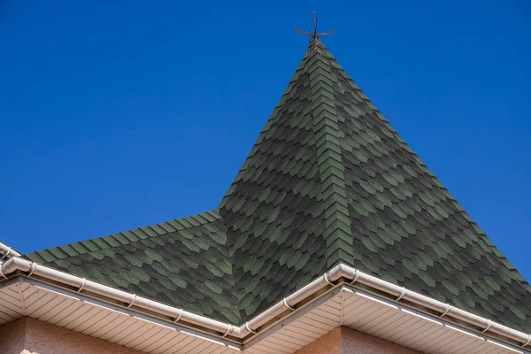 Telhado Casa Feito Telhas Metal Vermelho Uma Bela Chaminé Grande — Fotografia de Stock