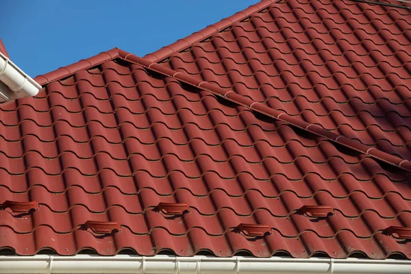 Roof House Made Red Metal Tiles Beautiful Large Chimney — Fotografia de Stock