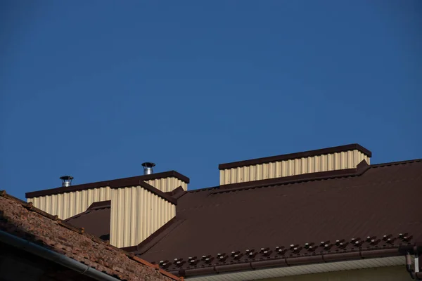 Roof House Made Red Metal Tiles Beautiful Large Chimney — Stock Photo, Image