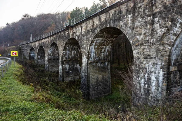 Eski taş kemerli köprü viyadük, Ternopil bölgesi, Ukrayna.