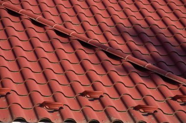 Evin çatısı kırmızı metal kiremitlerden yapılmıştır, çok güzel büyük bir baca..