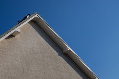 Evin çatısı kırmızı metal kiremitlerden yapılmıştır, çok güzel büyük bir baca..