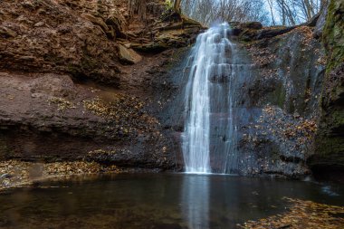 sonbahar ormanın ortasında huzurlu şelale manzarası.