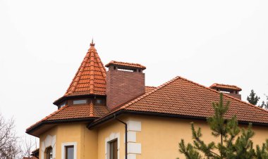 Evin çatısı kırmızı metal kiremitlerden yapılmıştır, çok güzel büyük bir baca..
