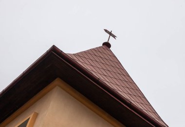 Evin çatısı kırmızı metal kiremitlerden yapılmıştır, çok güzel büyük bir baca..