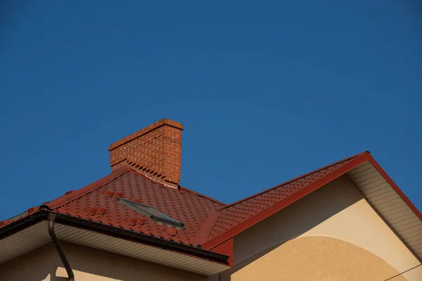 Roof House Made Red Metal Tiles Beautiful Large Chimney — Fotografia de Stock