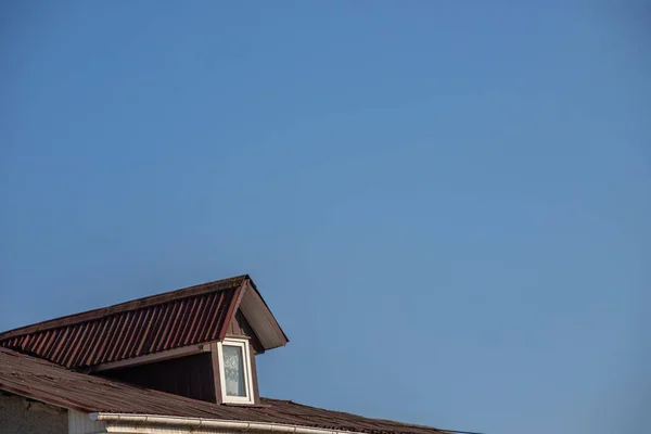 家の屋根は赤い金属のタイル 美しい大きな煙突で作られています — ストック写真