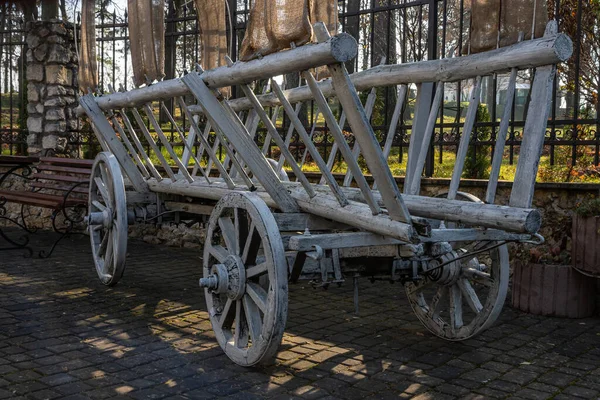 老掉牙的马车在村子里的院子里运输 — 图库照片