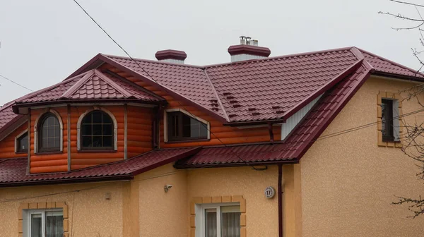 Крыша Дома Выполнена Красной Металлической Плитки Красивый Большой Дымоход — стоковое фото