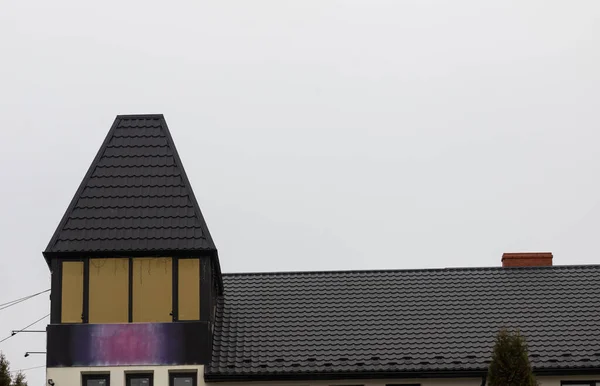 Evin Çatısı Kırmızı Metal Kiremitlerden Yapılmıştır Çok Güzel Büyük Bir — Stok fotoğraf