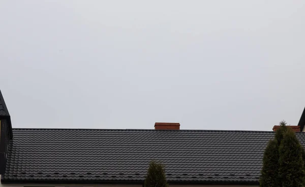 Dach Domu Wykonany Jest Czerwonych Metalowych Dachówek Piękny Duży Komin — Zdjęcie stockowe
