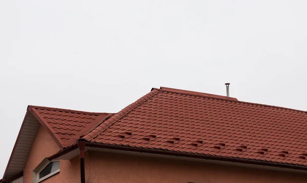 Das Dach Des Hauses Besteht Aus Roten Metallziegeln Ein Schöner — Stockfoto