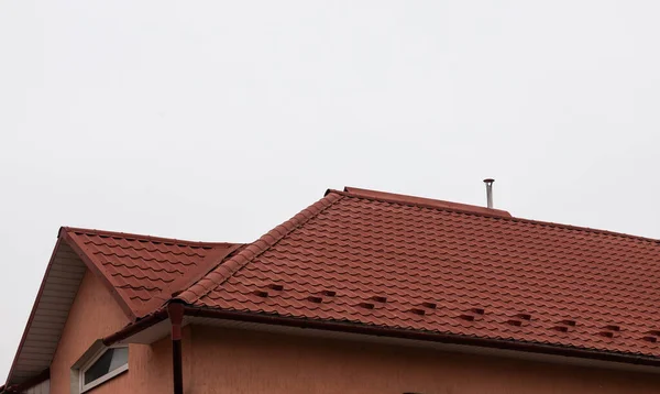 Tetto Della Casa Fatto Piastrelle Metallo Rosso Bel Grande Camino — Foto Stock