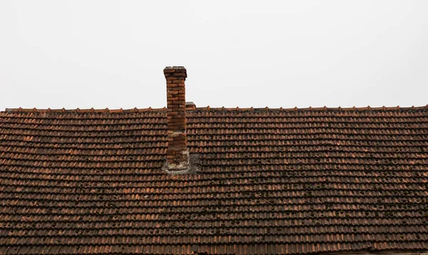 Toit Maison Est Fait Tuiles Métalliques Rouges Une Belle Grande — Photo