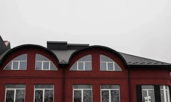 Techo Casa Está Hecho Azulejos Metal Rojo Una Hermosa Chimenea —  Fotos de Stock