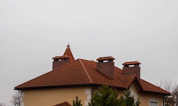 Dach Domu Wykonany Jest Czerwonych Metalowych Dachówek Piękny Duży Komin — Zdjęcie stockowe