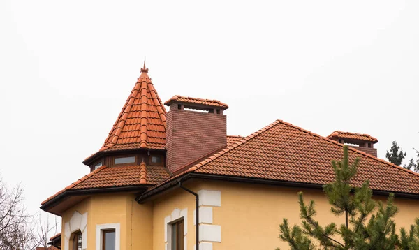 Techo Casa Está Hecho Azulejos Metal Rojo Una Hermosa Chimenea — Foto de Stock