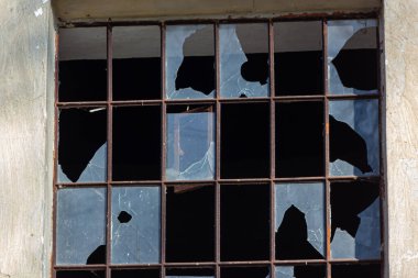 Boya soyan eski, eski bir ahşap pencere. Çerçevelerin onarılması ya da değiştirilmesi gerekiyor..