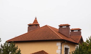 Evin çatısı kırmızı metal kiremitlerden yapılmıştır, çok güzel büyük bir baca..