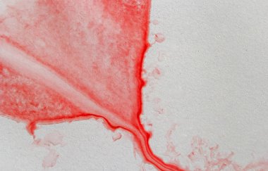 Parlak suluboya mavi-kırmızı leke damlaları. Beyaz arkaplanda soyut çizimler. Metin için pankart, dekorasyon için grunge ögesi.