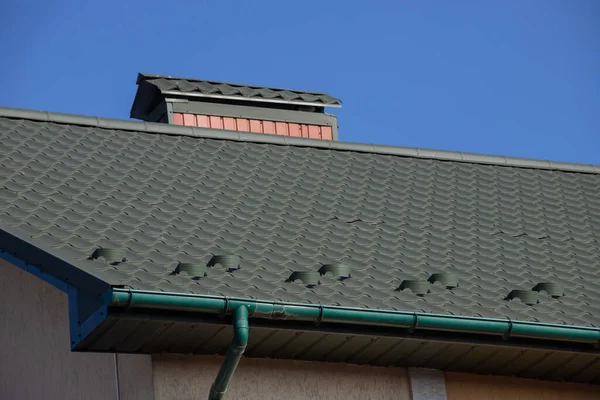 지붕은 아름다운 굴뚝으로 이루어져 — 스톡 사진