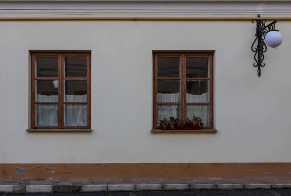 Una Vieja Ventana Madera Vintage Con Pintura Pelada Marcos Necesitaban —  Fotos de Stock