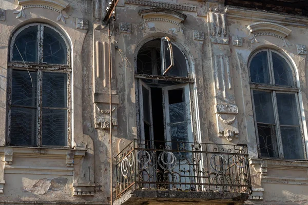 Boya soyan eski, eski bir ahşap pencere. Çerçevelerin onarılması ya da değiştirilmesi gerekiyor..