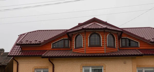 Techo Casa Está Hecho Azulejos Metal Rojo Una Hermosa Chimenea — Foto de Stock