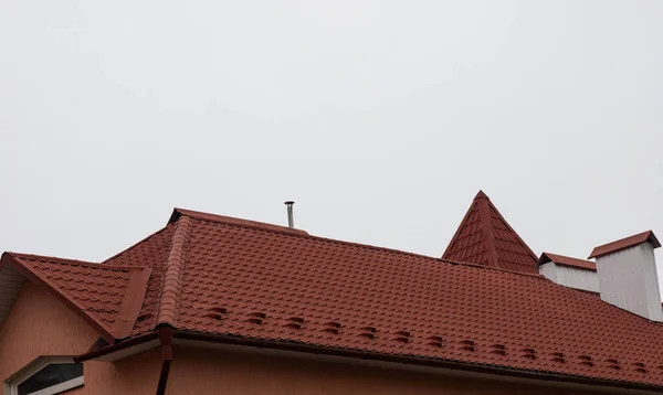 Крыша Дома Выполнена Красной Металлической Плитки Красивый Большой Дымоход — стоковое фото