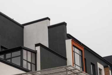 Düz binaları olan Modern yerleşim yerinin bir parçası. New Lüks Ev ve Ev Kompleksinin ayrıntıları. Şehir Emlak ve Mimarisi 'nin bir parçası. Boşluğu kopyala.