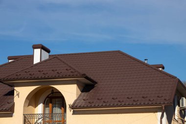 Tavan pencereleri, yağmur oluğu sistemi, çatı pencereleri ve çatısı kar tahtasından korunan yeni çatı inşaatı, dış kar koruyucuları.