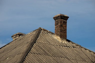 Tavan pencereleri, yağmur oluğu sistemi, çatı pencereleri ve çatısı kar tahtasından korunan yeni çatı inşaatı, dış kar koruyucuları.