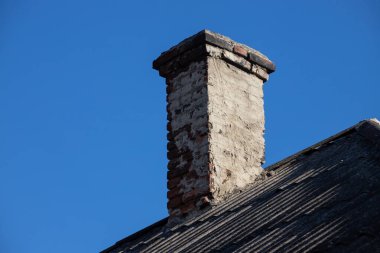 Tavan pencereleri, yağmur oluğu sistemi, çatı pencereleri ve çatısı kar tahtasından korunan yeni çatı inşaatı, dış kar koruyucuları.