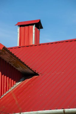 Tavan pencereleri, yağmur oluğu sistemi, çatı pencereleri ve çatısı kar tahtasından korunan yeni çatı inşaatı, dış kar koruyucuları.