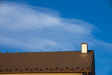 Tavan pencereleri, yağmur oluğu sistemi, çatı pencereleri ve çatısı kar tahtasından korunan yeni çatı inşaatı, dış kar koruyucuları.