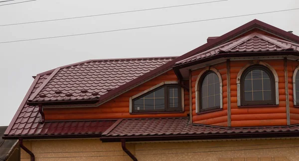 Taket Huset Gjort Röda Metallplattor Vacker Stor Skorsten — Stockfoto