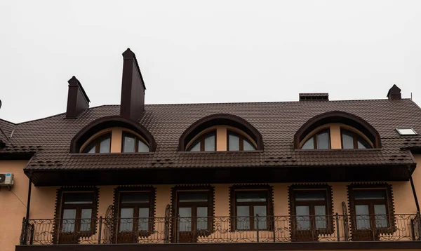 Evin Çatısı Kırmızı Metal Kiremitlerden Yapılmıştır Çok Güzel Büyük Bir — Stok fotoğraf