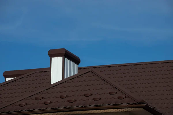 Nueva Construcción Techos Con Tragaluces Ático Sistema Canaletas Lluvia Ventanas — Foto de Stock