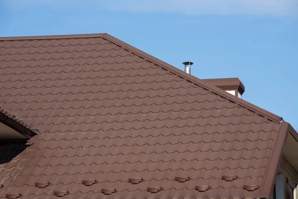 屋根裏天窓 雨戸システム 屋根窓と雪板から屋根保護 雪のガード外装と新しい屋根の建設 — ストック写真